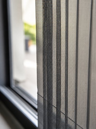 Zbliżenie na drobną strukturę siatki moskitierowej